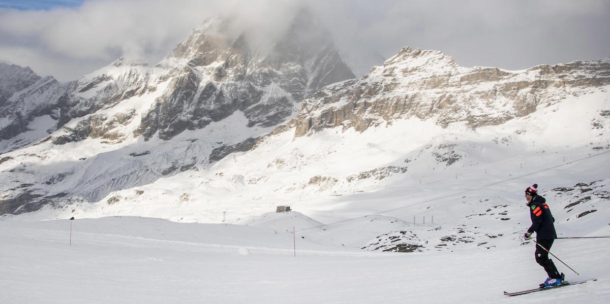 L'ex sciatore professionista Didier Défago sulla Gran Becca, la pista che ha disegnato per la Coppa del Mondo di sci, tra il territorio di Zermatt e quello di Cervinia, il 26 novembre 2021 (EPA/JEAN-CHRISTOPHE BOTT, ANSA)