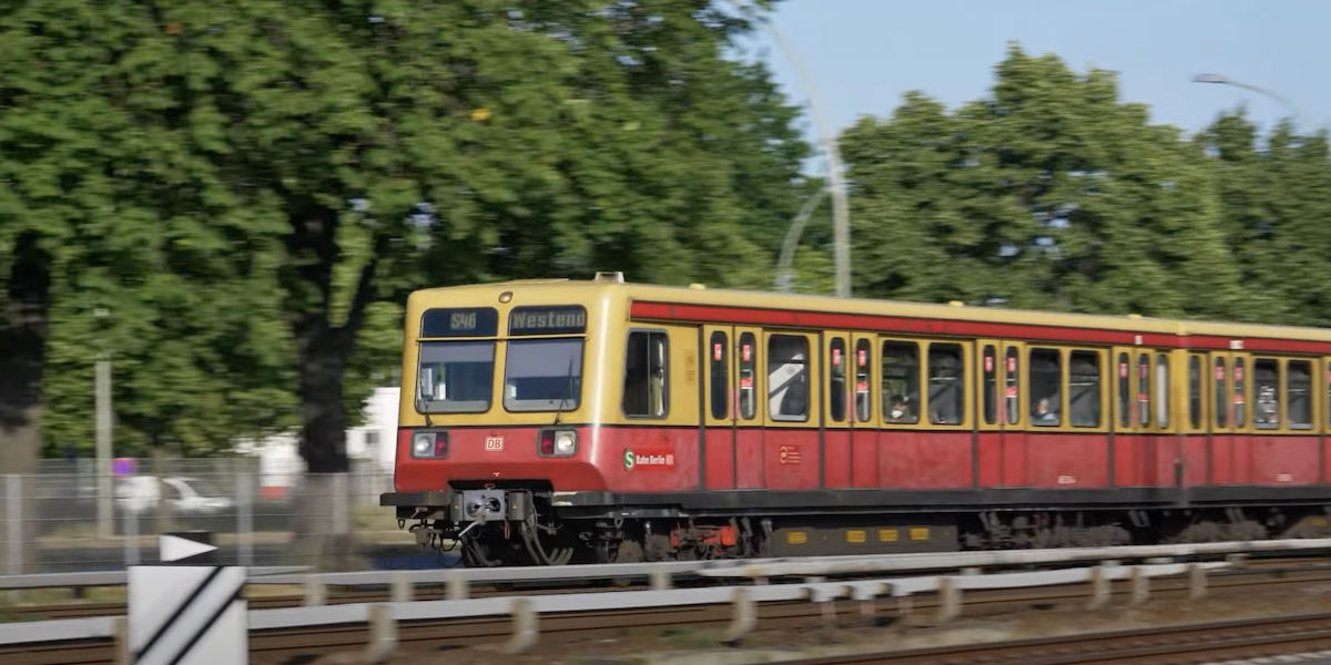 Fermoimmagine di un treno Serie 485 dal canale @historisches-bahn-e.v. (YouTube)