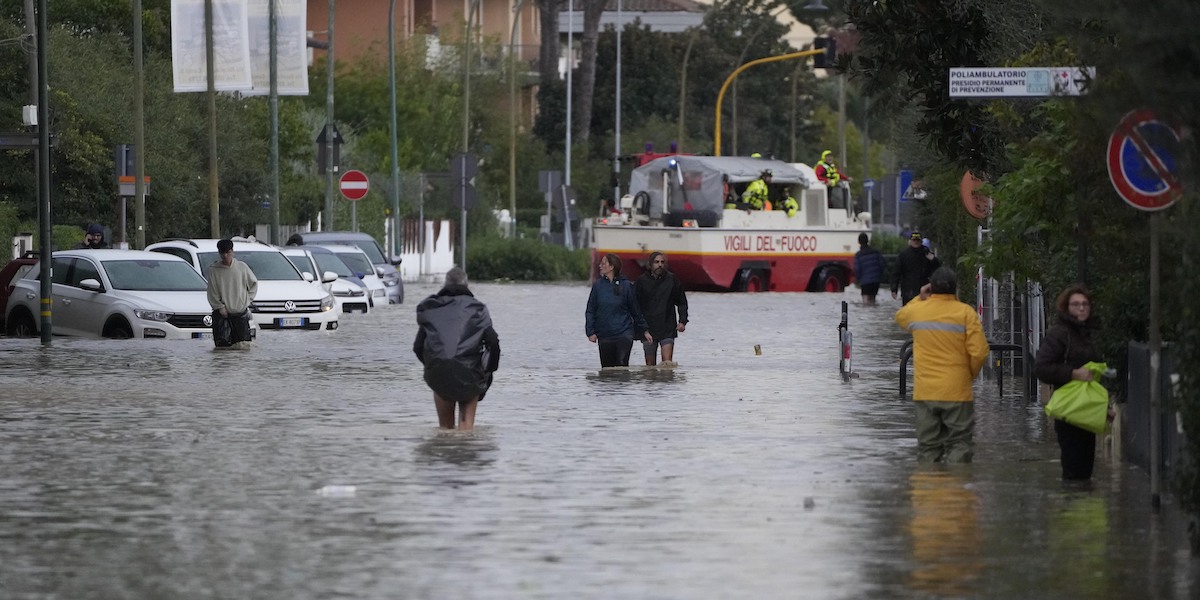 Una strada allagata a Campi Bisenzio (AP Photo/Gregorio Borgia)