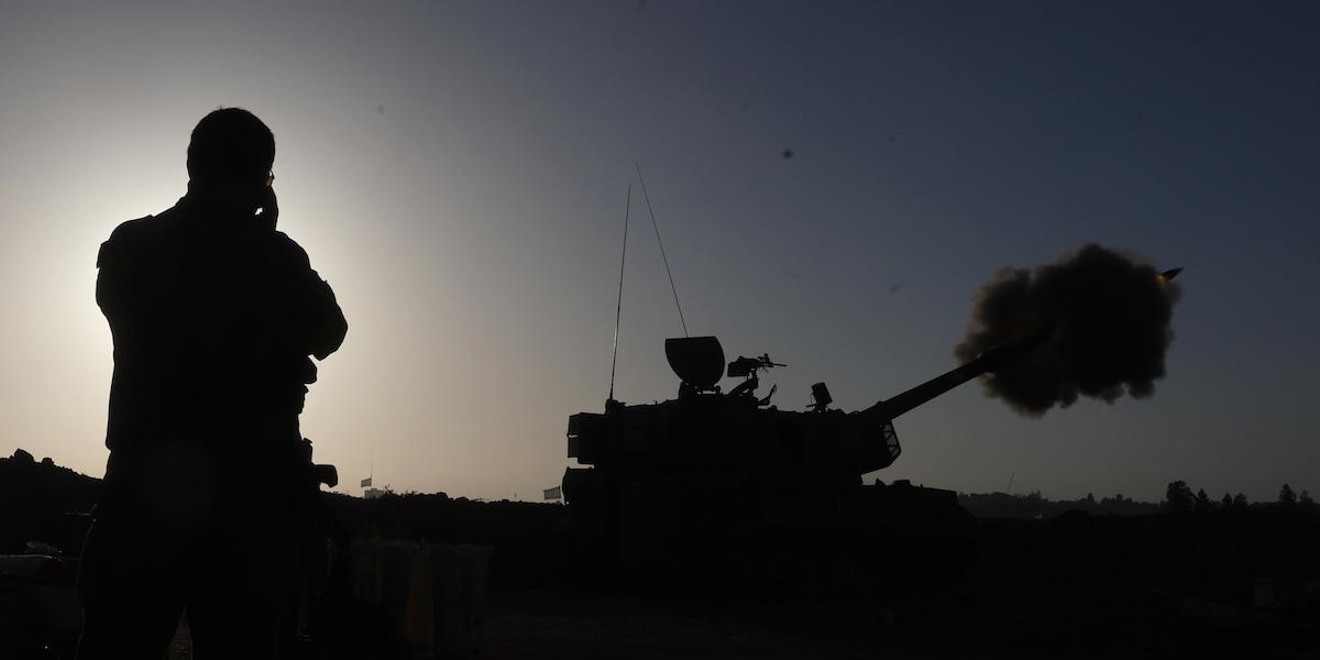 Attività dell'esercito israeliano nelle vicinanze del confine tra Israele e Striscia di Gaza (EPA/ABIR SULTAN)