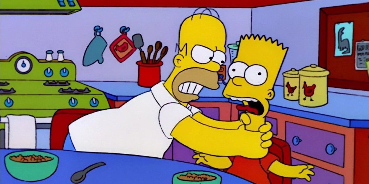 Un fermo immagine di Homer che strangola Bart (Fox)
