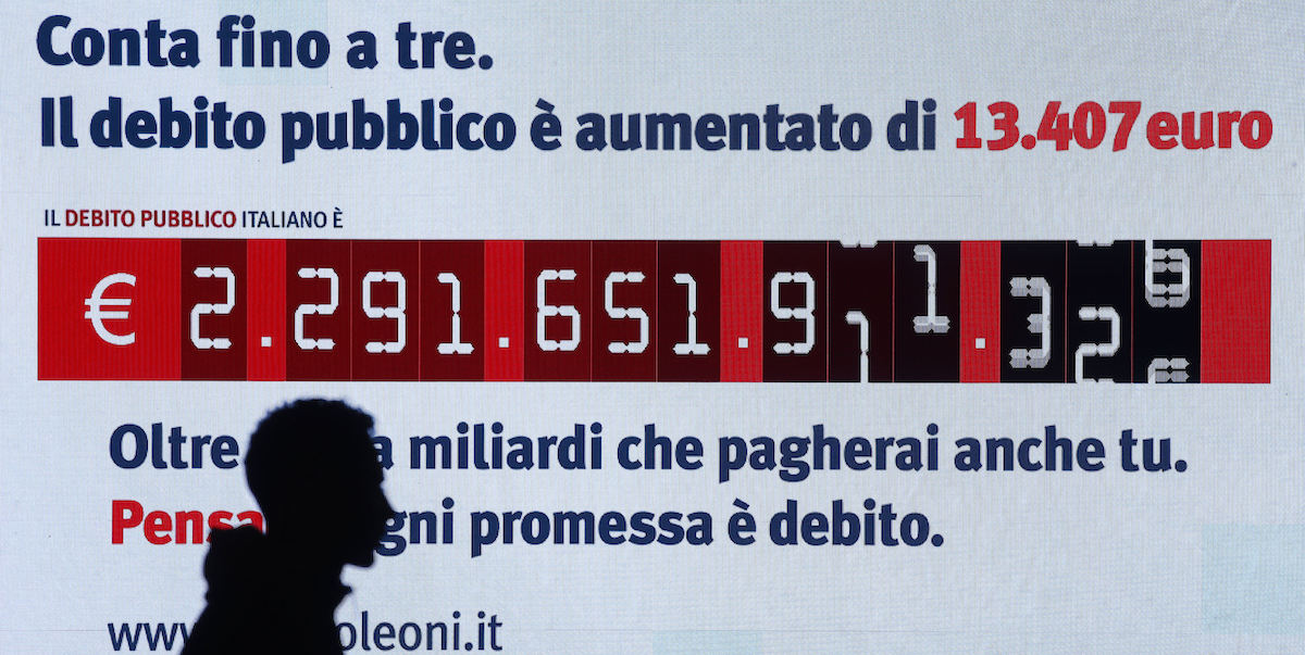 Il contatore del debito pubblico dell'Istituto Bruno Leoni alla stazione Termini di Roma, nel 2018 (Vincenzo Livieri - LaPresse)
