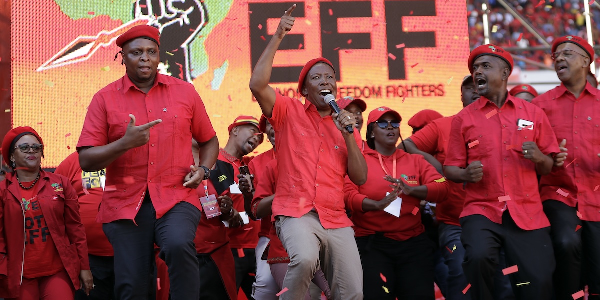 Julius Malema, al centro, a un comizio del suo partito (AP Photo/Themba Hadebe)