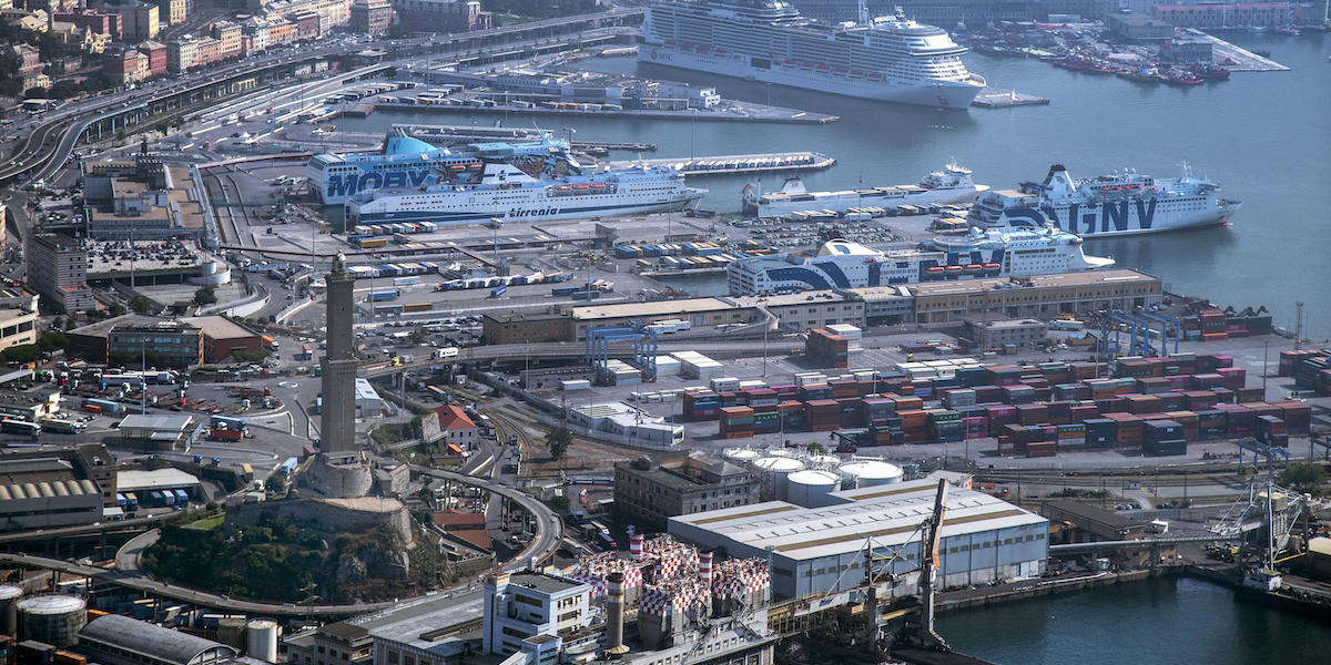 Una panoramica del porto di Genova (ANSA/LUCA ZENNARO)