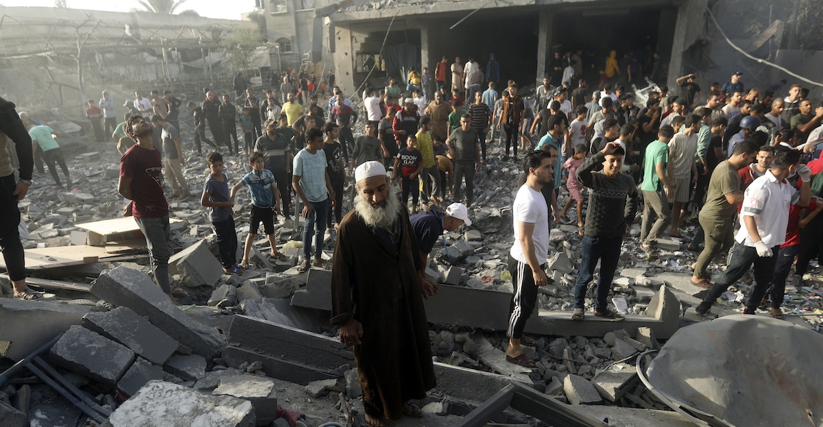 Il campo profughi di Khan Younis dopo un bombardamento israeliano (AP Photo/Mohammed Dahman)