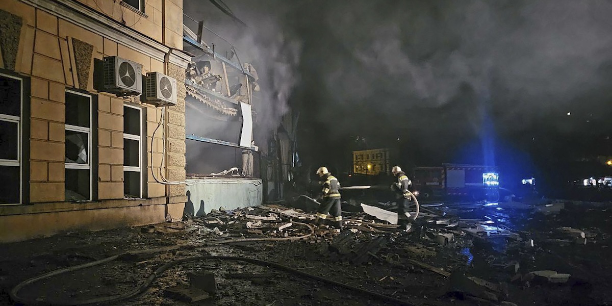 Operatori di soccorso tra le macerie di un edificio bombardato il 6 ottobre a Odessa