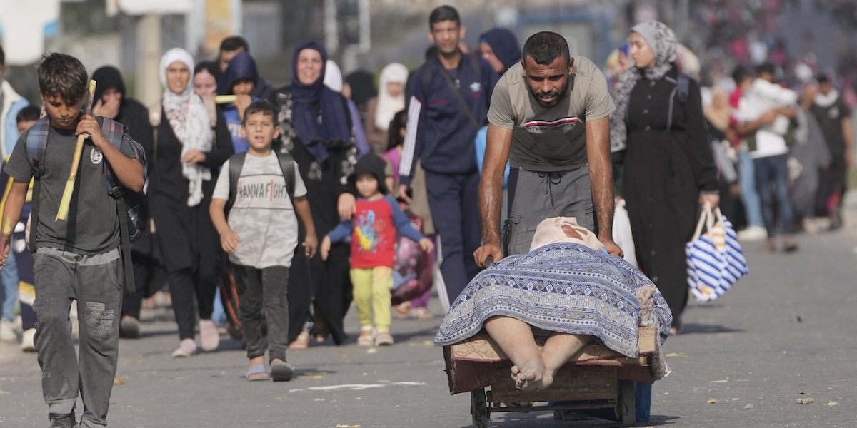L'evacuazione del palestinesi verso il sud della Strscia di Gaza (AP Photo/Hatem Moussa)