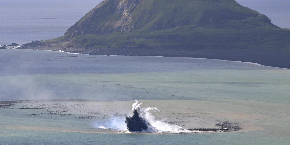 Un momento dell'eruzione vulcanica che ha portato alla formazione di una nuova piccola isola vicino a quella di Ioto, in Giappone, il 30 ottobre 2023 (Kyodo News via AP)