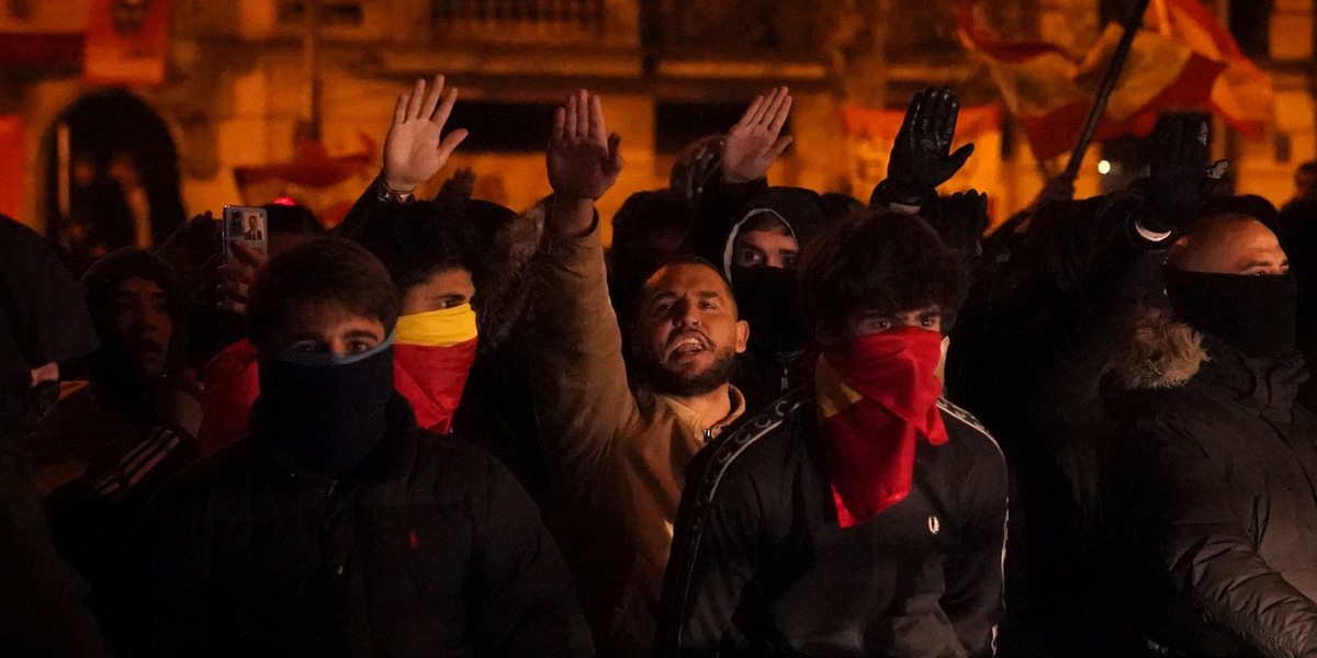 Un gruppo di manifestanti fa il saluto fascista a Madrid, giovedì sera (AP Photo/Andrea Comas)
