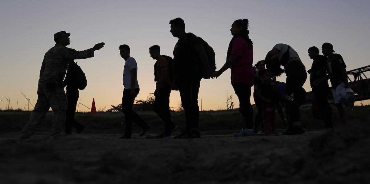 Persone migranti al confine tra Messico e Stati Uniti (AP Photo/Eric Gay, File)