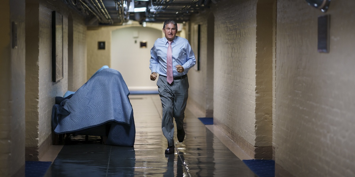 Il senatore Joe Manchin, nei corridoi del Congresso (AP Photo/J. Scott Applewhite, File)