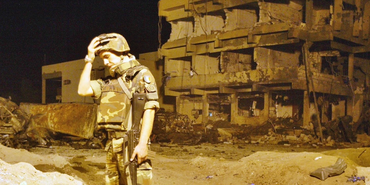 Un soldato italiano davanti alla base Maestrale, distrutta dall'esplosione (AP Photo / Anja Niedringhaus)