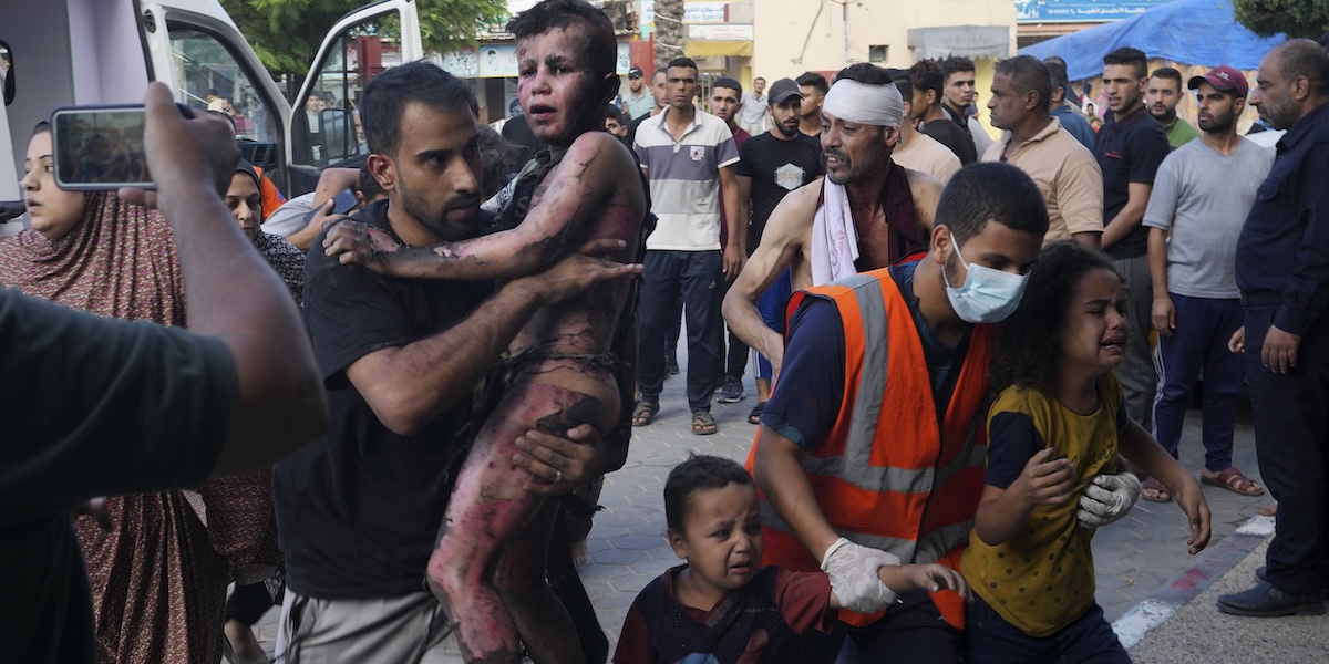 L'arrivo di feriti in un ospedale della Striscia di Gaza (AP Photo/Adel Hana)