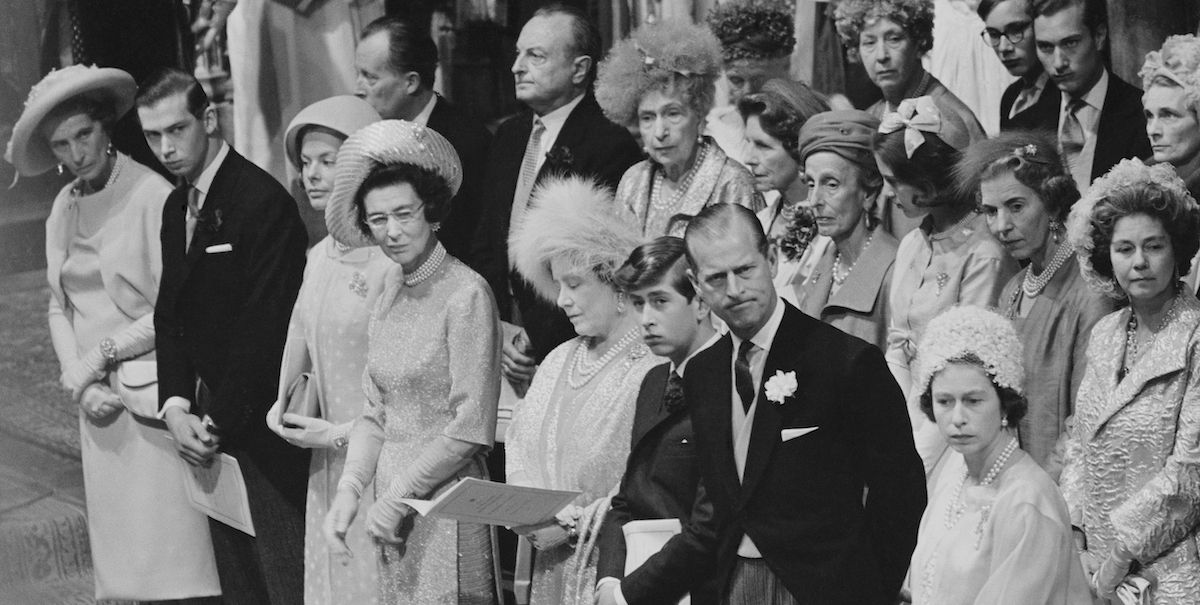 Alcuni membri della famiglia reale britannica (in prima fila da destra Elisabetta II, Filippo d'Edimburgo e la Regina Madre) al matrimonio tra la principessa Alexandra e Angus Ogilvy. 
Abbazia di Westminster, Londra, 24 aprile 1963 (Bob Haswell/Daily Express/Hulton Archive/Getty Images)