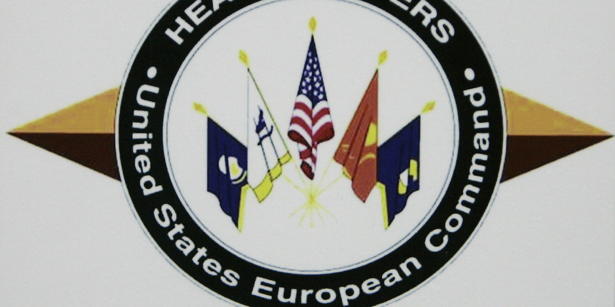 Il logo del quartier generale del Comando statunitense in Europa (AP Photo/Thomas Kienzle, file)