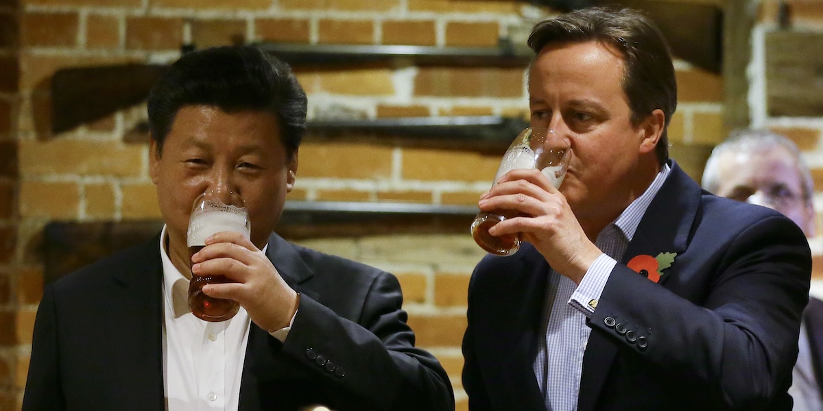 David Cameron con il presidente cinese Xi Jinping nell'ottobre del 2015 (AP Photo/Kirsty Wigglesworth, file)