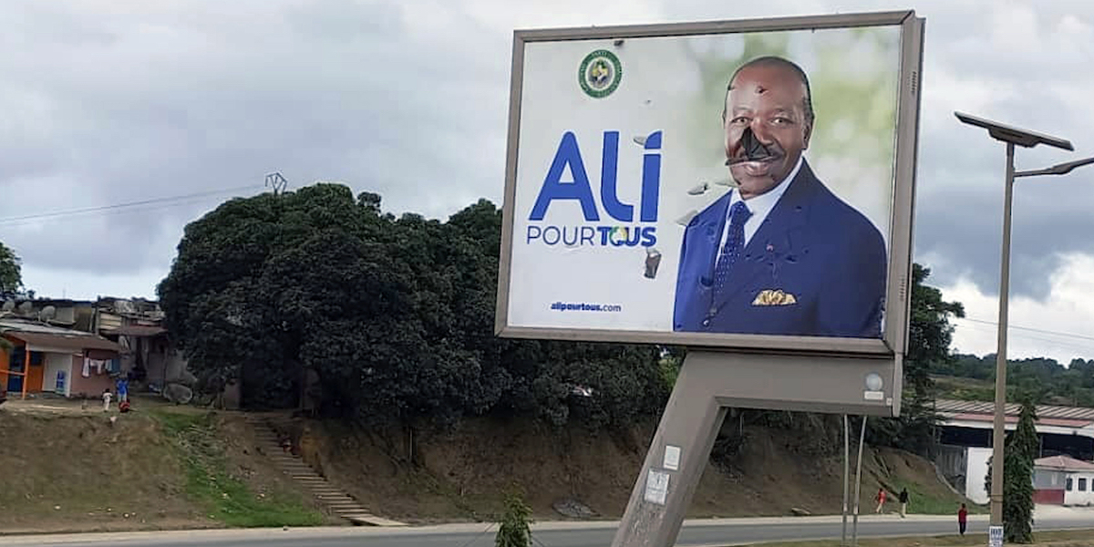 Un cartellone elettorale danneggiato dell'ex presidente del Gabon Ali Bongo Ondimba, a Libreville, il 30 agosto 2023 (AP Photo/Yves Laurent, File)