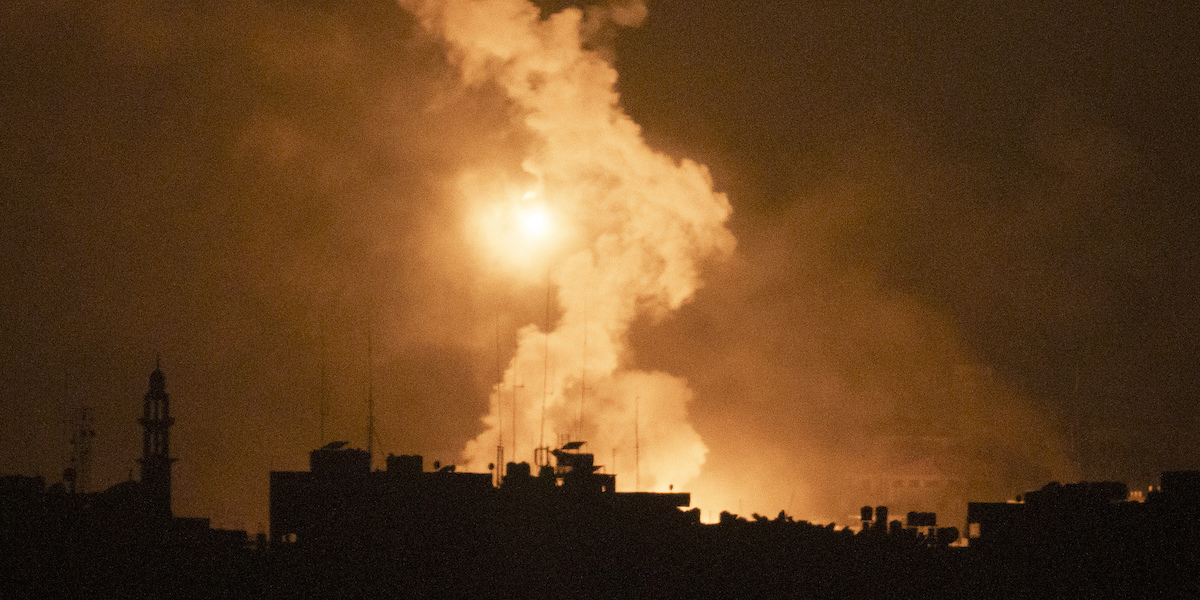 Sopra la Striscia di Gaza, dal sud di Israele, 13 novembre 2023 (AP Photo/Leo Correa)