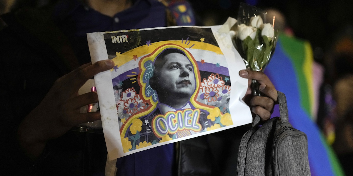 Un cartello con una foto di Jesús Ociel Baena Saucedo durante la manifestazione di lunedì sera ad Aguascalientes (AP Photo/Eduardo Verdugo)
