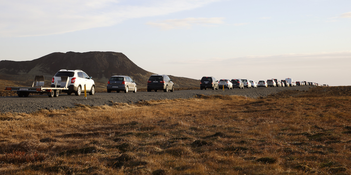 Coda di auto lungo la strada per Grindavík, in Islanda, il 13 novembre 2023 (AP Photo/Brynjar Gunnarsson)