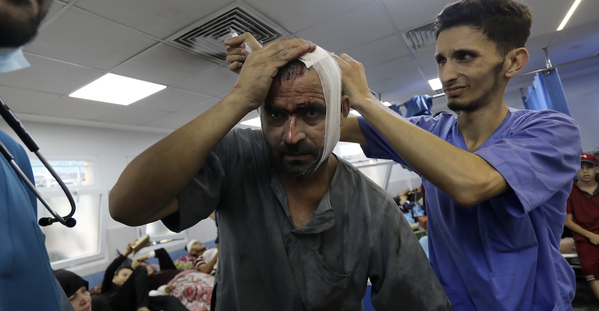 Persone palestinesi ferite dai bombardamenti israeliani ricoverate nell'ospedale al Shifa (AP Photo/Abed Khaled, File)