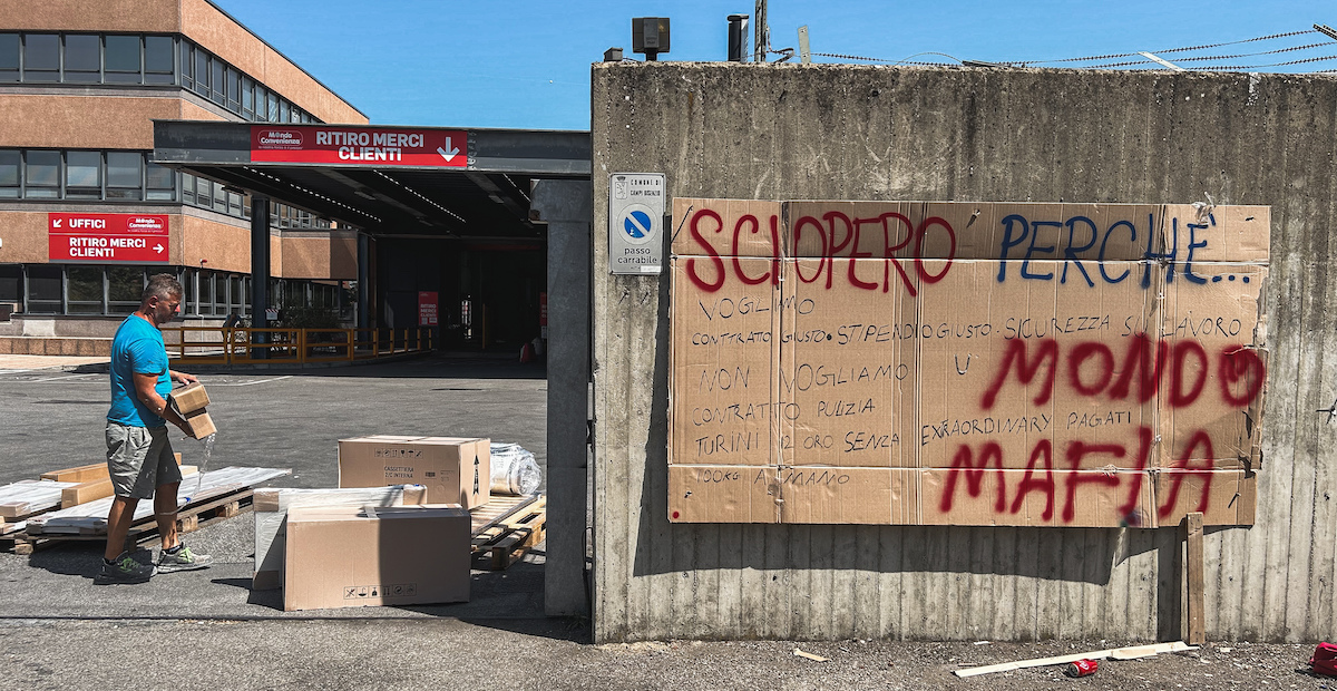 L’ingresso del magazzino di Mondo Convenienza a Campi Bisenzio (Angelo Mastrandrea/Il Post)