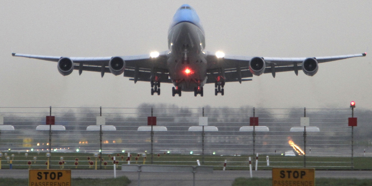 Un aereo di KLM in decollo dall'aeroporto di Amsterdam Schiphol (AP Photo/Peter Dejong, FILE)