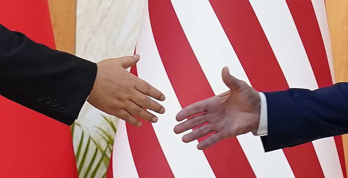 Una stretta di mano tra Xi Jinping e Joe Biden nel novembre del 2022 (AP Photo/Alex Brandon, File)