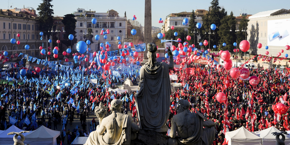 La manifestazione a piazza del Popolo, a Roma, per lo sciopero generale del 16 dicembre del 2021 (AP Photo/Gregorio Borgia)