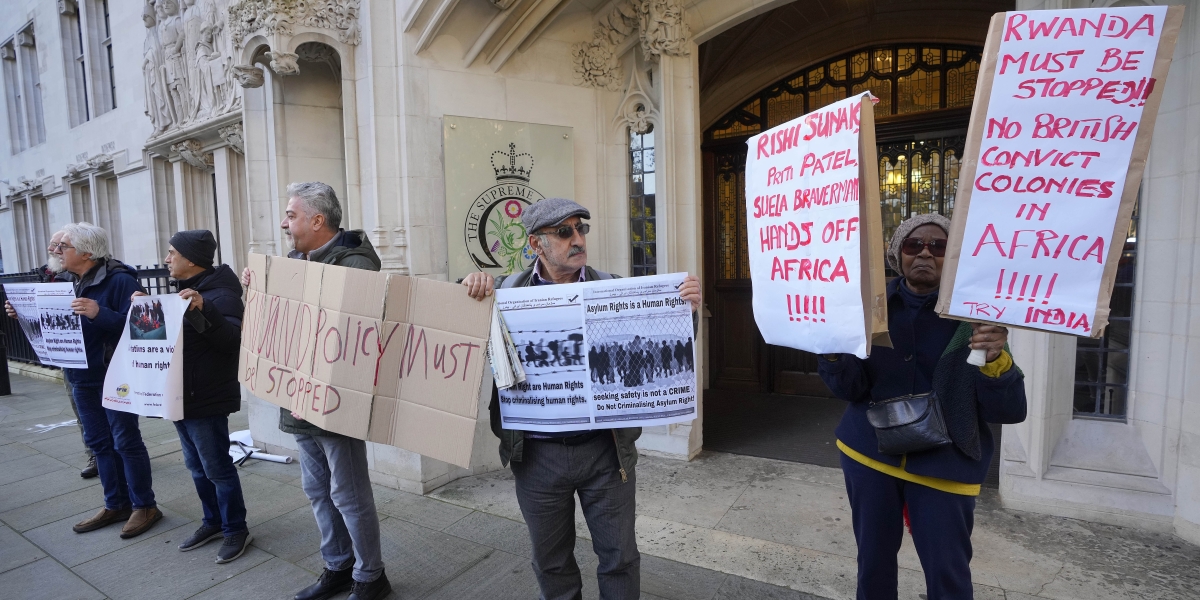 Una manifestazione contro il piano del governo fuori dalla sede della Corte Suprema britannica (AP Photo/Kirsty Wigglesworth)