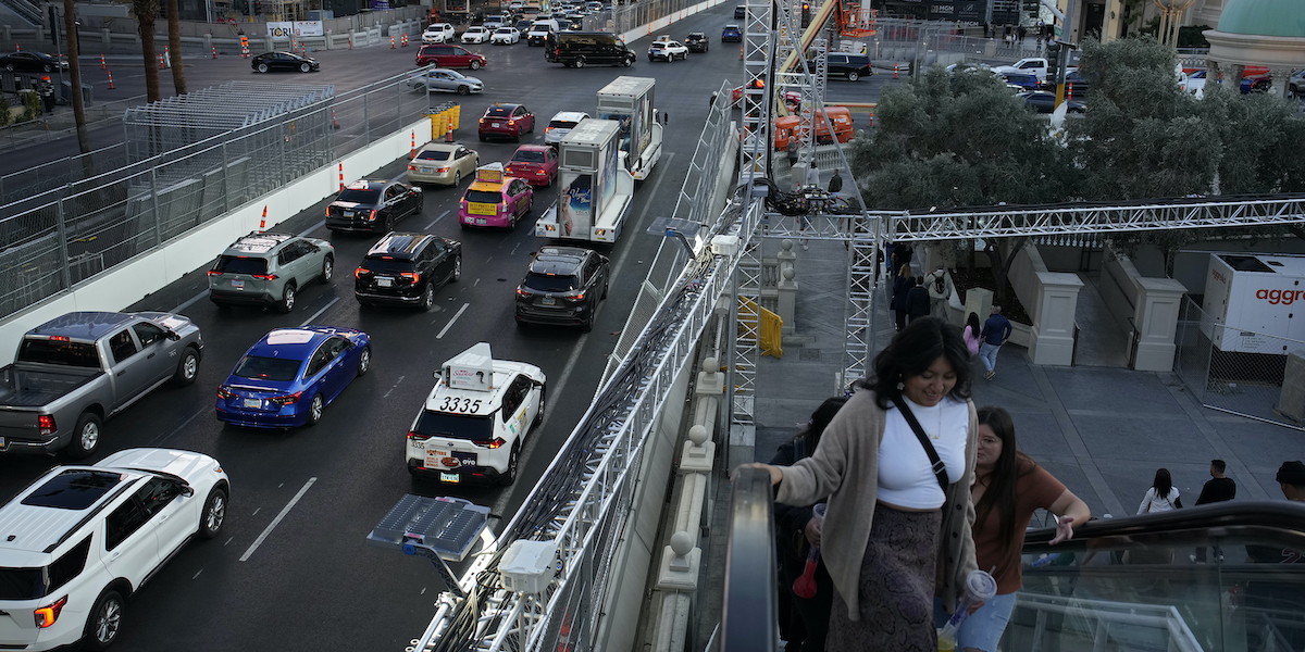 Il traffico sulla Strip di Las Vegas (AP Photo/John Locher)