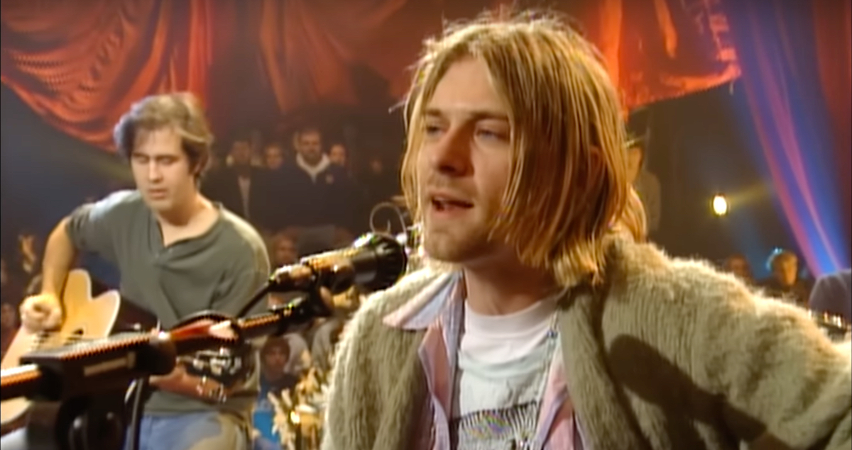 Kurt Cobain e, sullo sfondo, il bassista Krist Novoselic in un momento del concerto dei Nirvana per la serie "MTV Unplugged". New York, 18 novembre 1993 