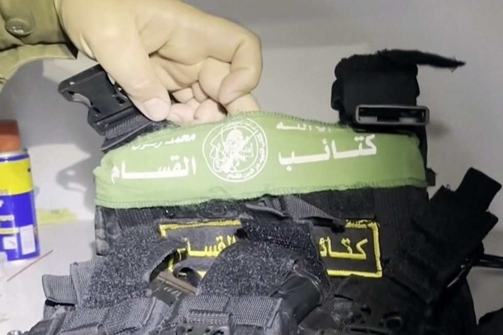 Un giubbotto antiproiettili dei miliziani di Hamas che l'esercito israeliani ha detto di aver trovato nell'ospedale al Shifa (Esercito israeliano via AP)