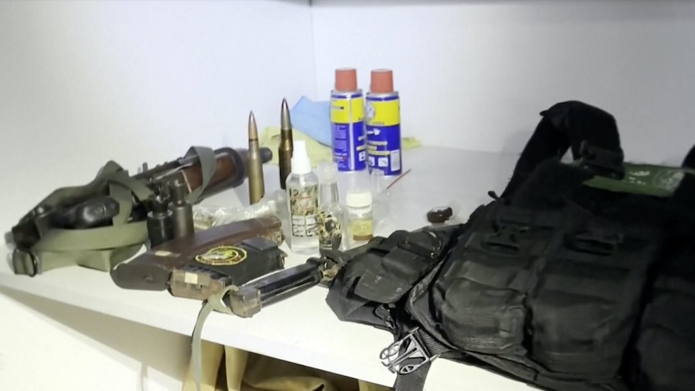 Armi e munizioni che l'esercito israeliano ha detto di aver trovato nell'ospedale al Shifa (Esercito israeliano via AP)