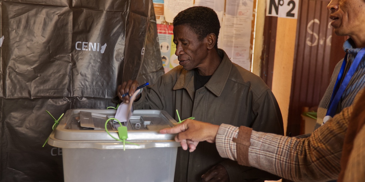 Un elettore nella capitale Antananarivo il 16 novembre 2023 (AP Photo/Alexander Joe)