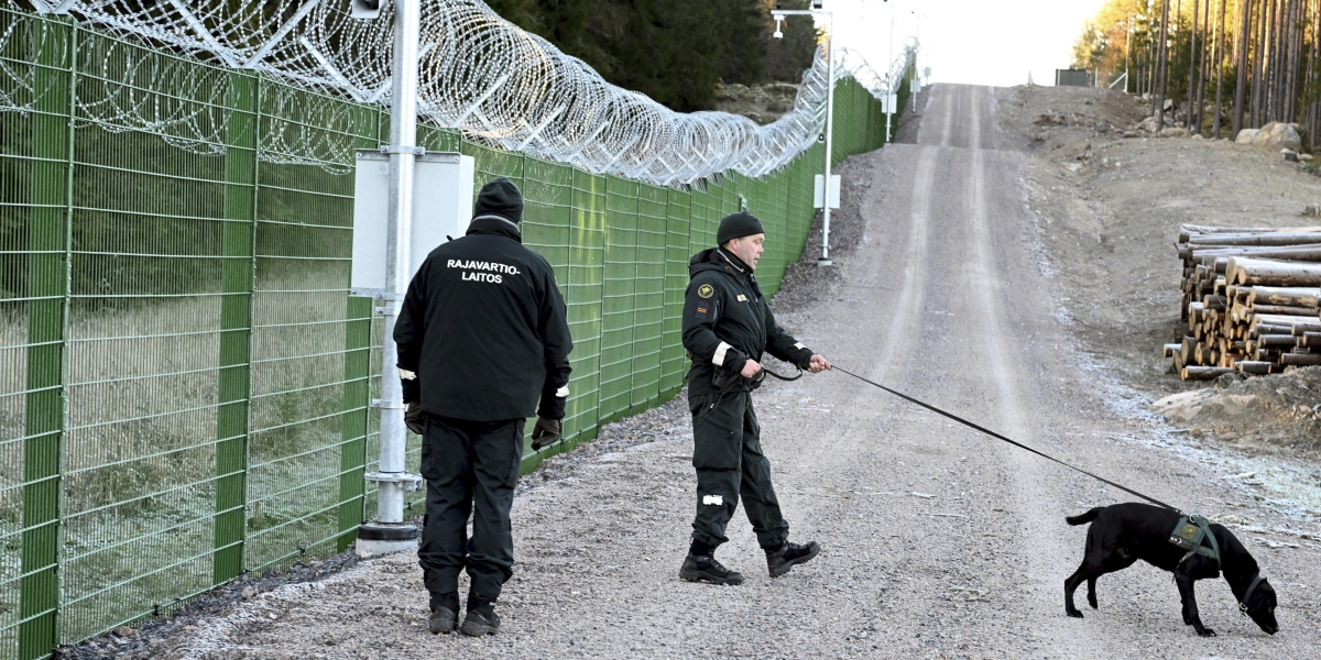 Guardie di confine finlandesi al valico di Imatra, uno dei quattro che saranno chiusi (Jussi Nukari/Lehtikuva via AP)