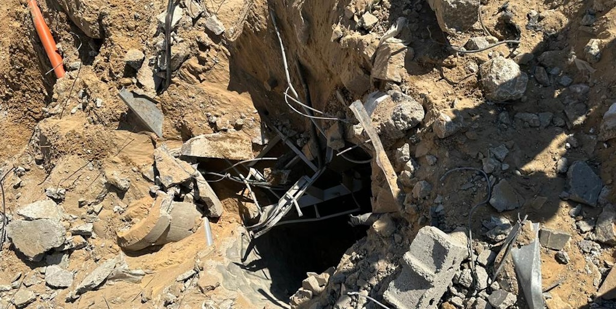 L'entrata di un tunnel che sarebbe stato usato dai miliziani di Hamas, trovato nell'ospedale al Shifa (Esercito Israeliano/Telegram)