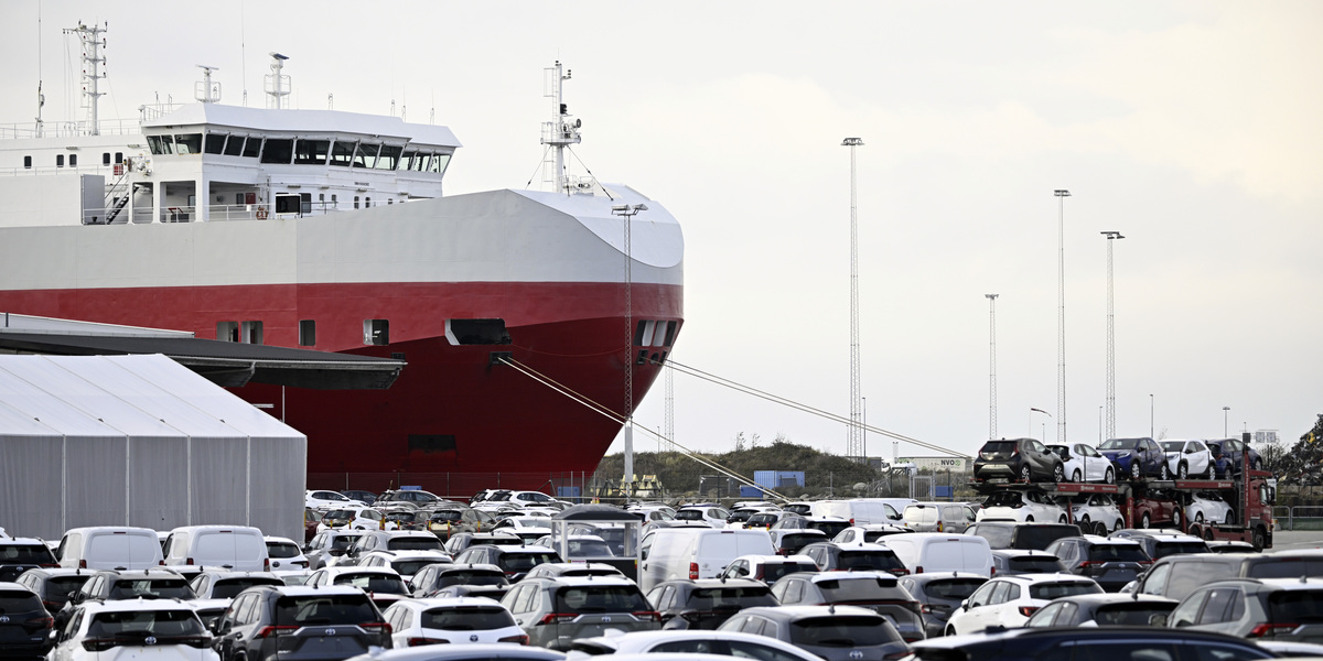 Una barca ferma al porto di Malmo, in Svezia, dove una protesta impedisce da giorni di scaricare nuove automobili Tesla (Johan Nilsson/TT News Agency via AP, File)