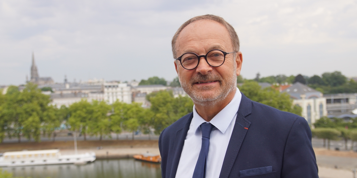 Un senatore francese è stato arrestato con l’accusa di aver drogato una donna per aggredirla sessualmente