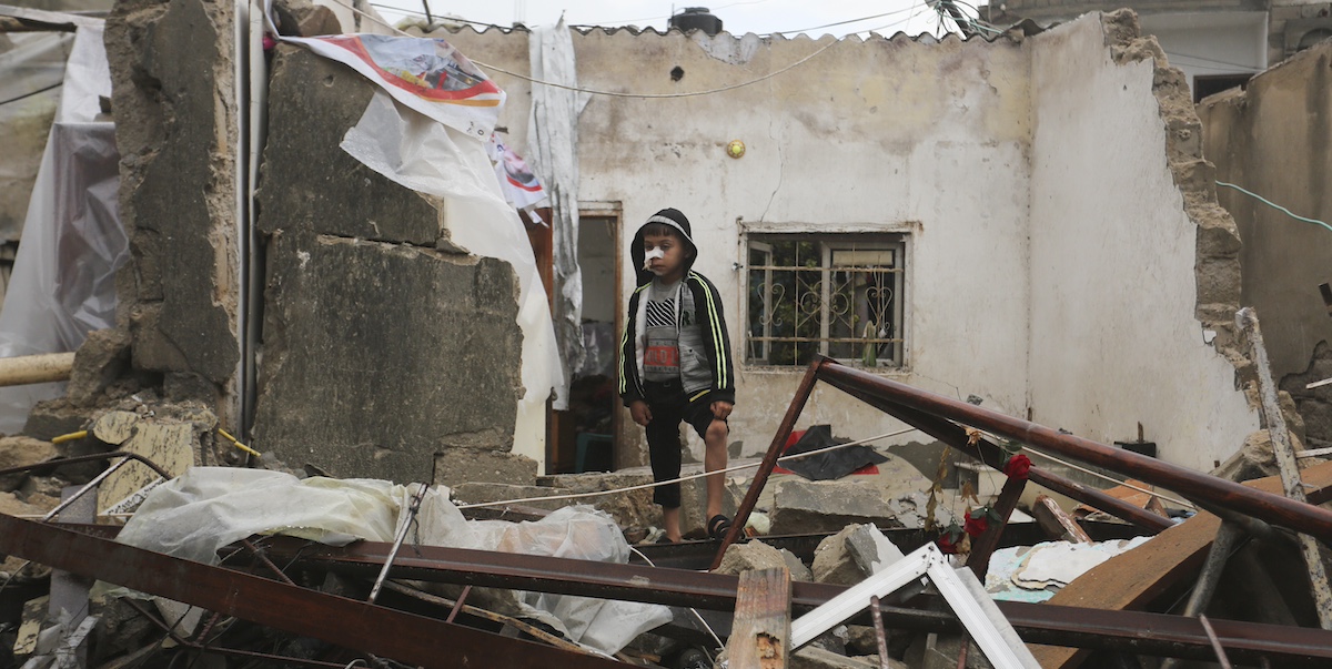 Un bambino palestinese a Rafah, nella Striscia di Gaza (AP Photo/Hatem Ali)