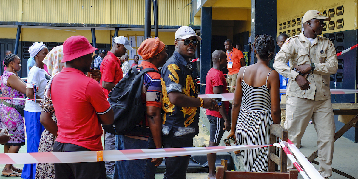 Persone in coda ai seggi a Monrovia, la capitale della Liberia, per il ballottaggio del 14 novembre (AP Photo/Rami Malek)