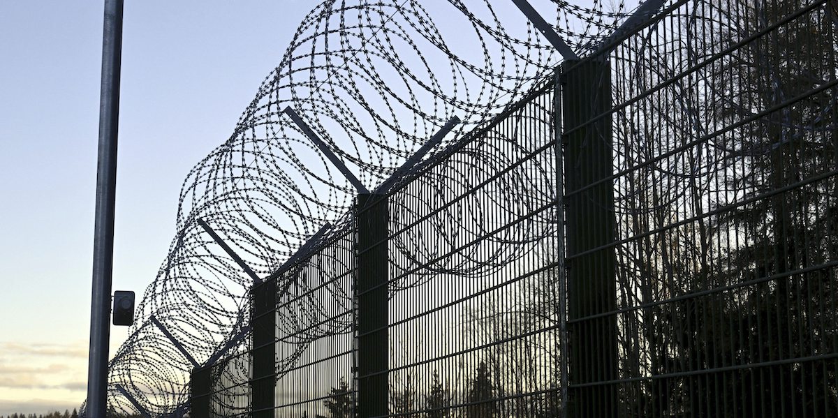 La Finlandia ha chiuso quattro varchi di frontiera con la Russia per impedire il passaggio di richiedenti asilo