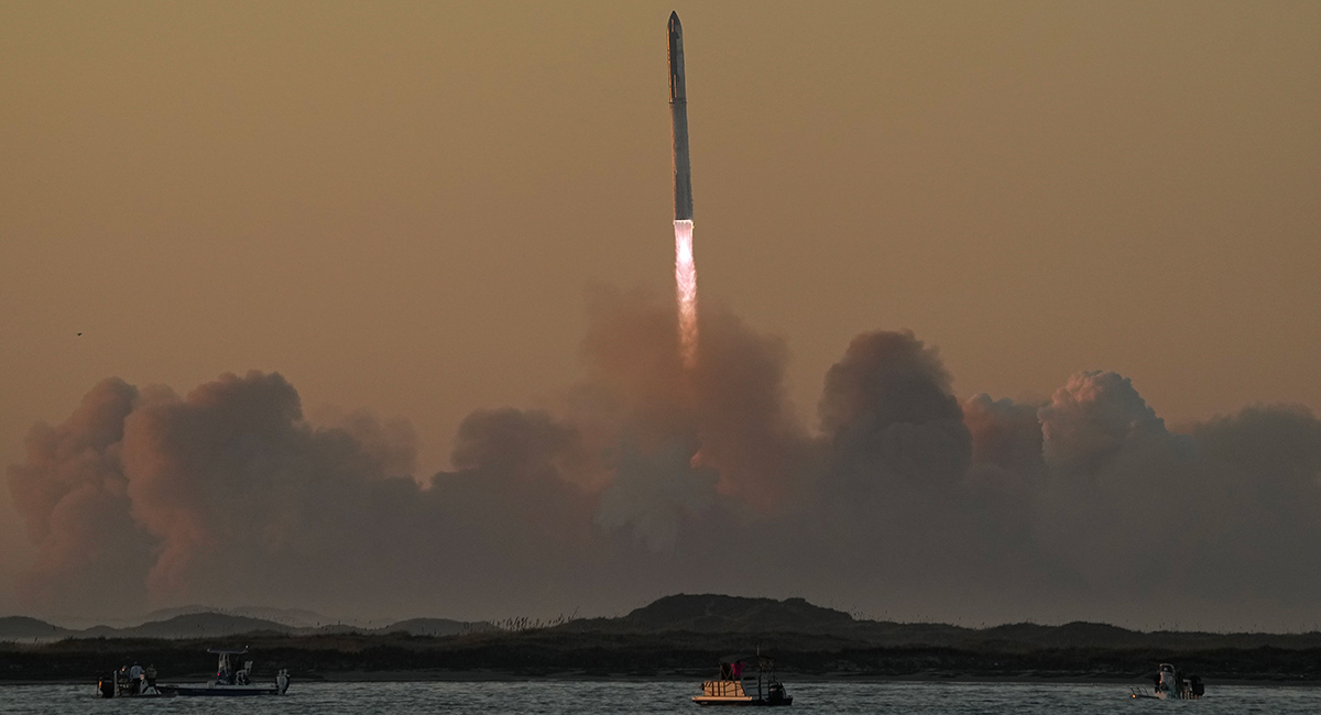 Starship nei primi secondi del lancio (AP Photo/Eric Gay)