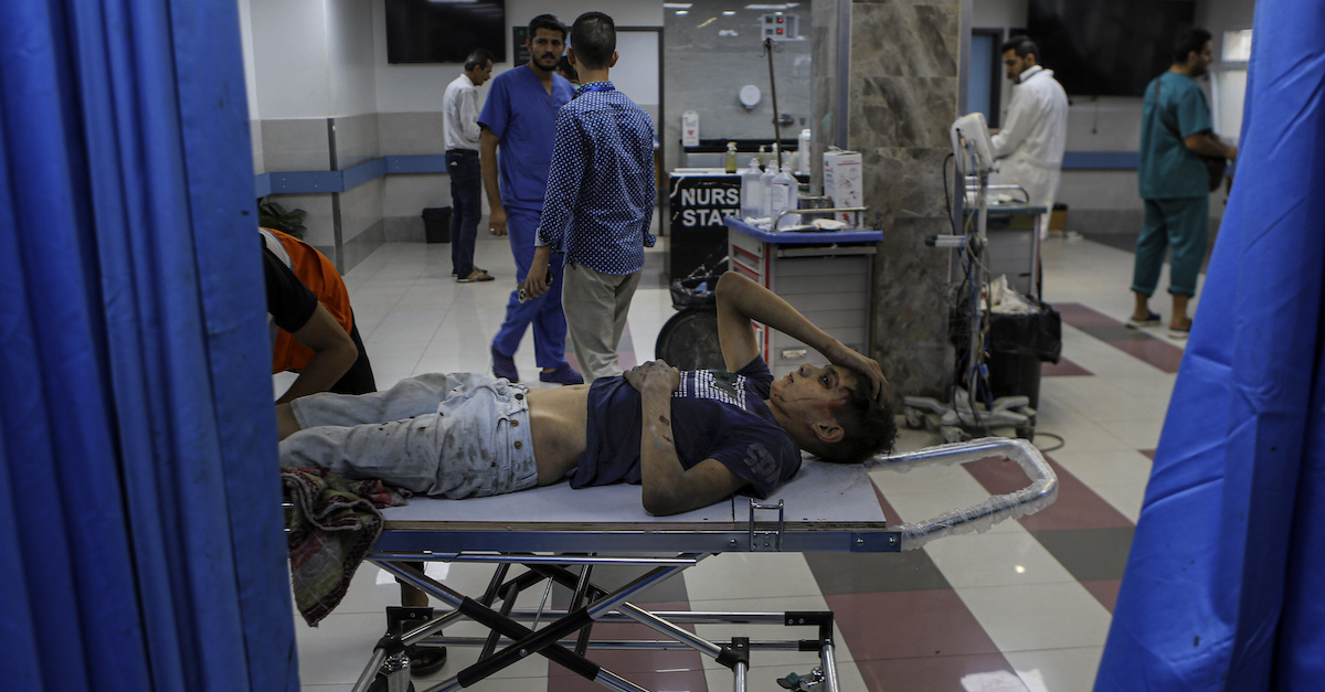 Un ragazzo ferito all'ospedale al Shifa, il 17 ottobre (AP Photo/Abed Khaled, File)