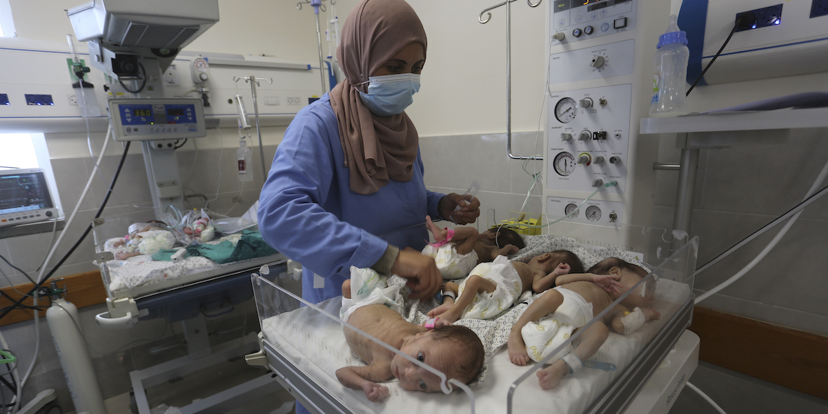 Un'infermiera a Rafah controlla i bambini palestinesi evacuati dall'ospedale al Shifa (AP Photo/Hatem Ali)