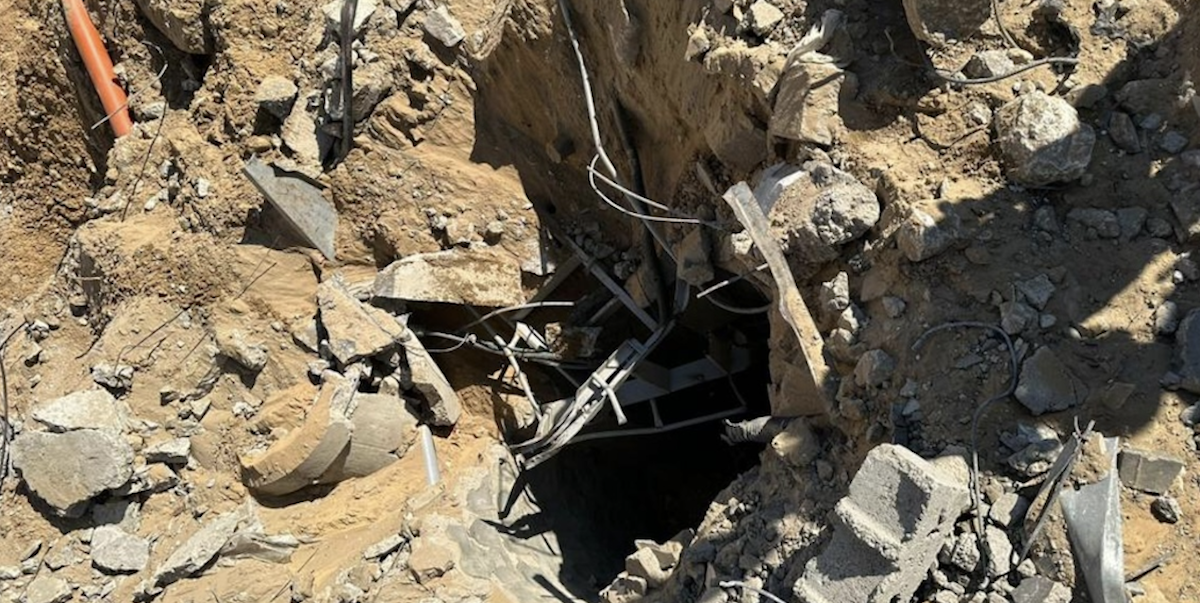 L'entrata di un tunnel che sarebbe stato usato dai miliziani di Hamas, trovato nell'ospedale al Shifa (Esercito Israeliano/Telegram)