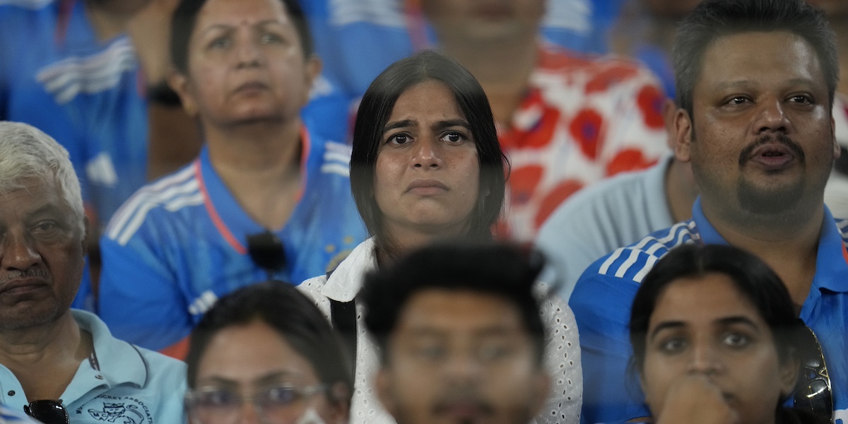 Una tifosa indiana segue con apprensione gli ultimi minuti della finale (AP Photo/Aijaz Rahi)