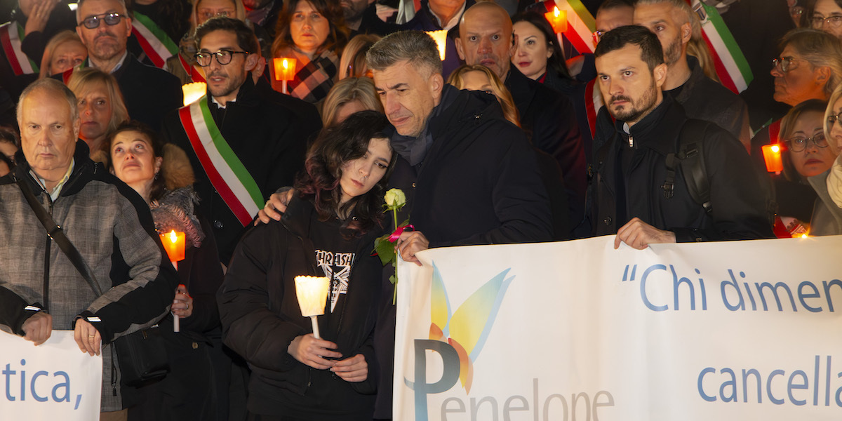 Il padre e la sorella di Giulia Cecchettin durante una fiaccolata in suo ricordo organizzata domenica a Vigonovo, il paese dove viveva (Lucrezia Granzetti/LaPresse)