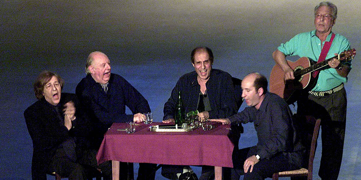 Giorgio Gaber, Dario Fo, Adriano Celentano, Antonio Albanese ed Enzo Jannacci durante una trasmissione Rai del 2001 (GIANCARLO COLOMBO/ANSA/PR)