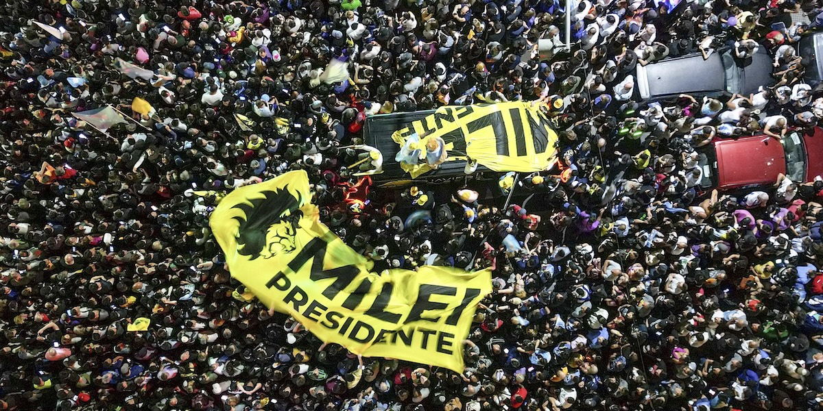 La festa dei sostenitori di Milei (AP Photo/Matias Delacroix)
